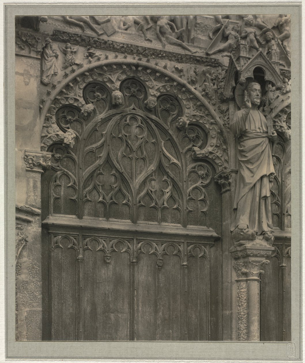 Bourges Cathedral: Crypt Under Nave, n. 1900. tekijältä Frederick Henry Evans