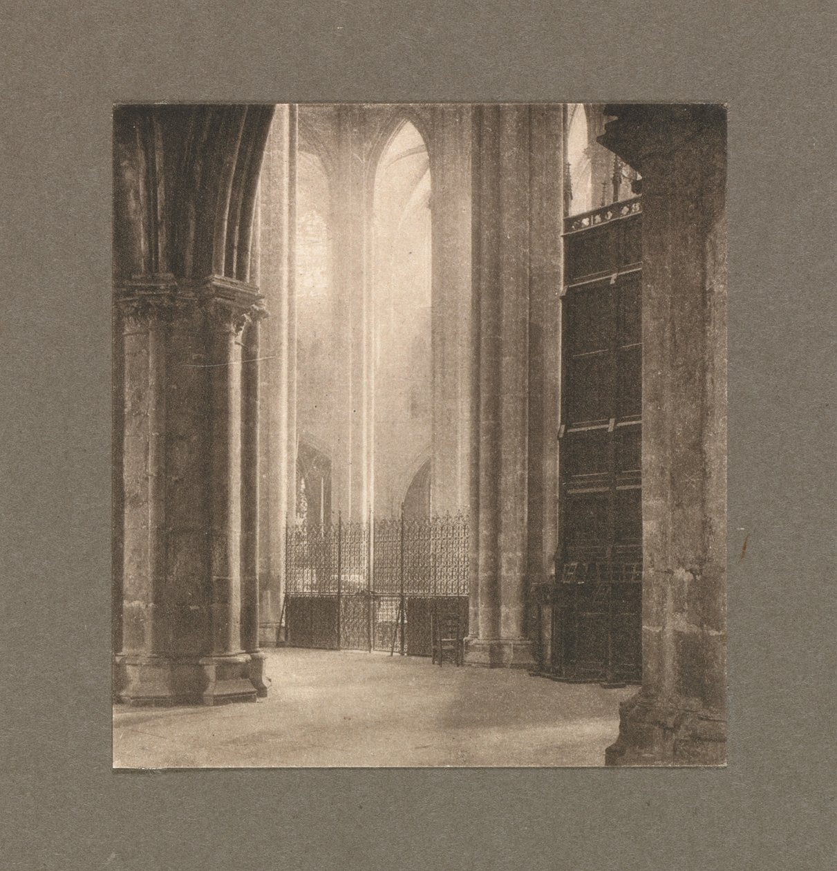 Treball de càmera: Alçada i llum a la catedral de Bourges finlandesa tekijältä Frederick Henry Evans