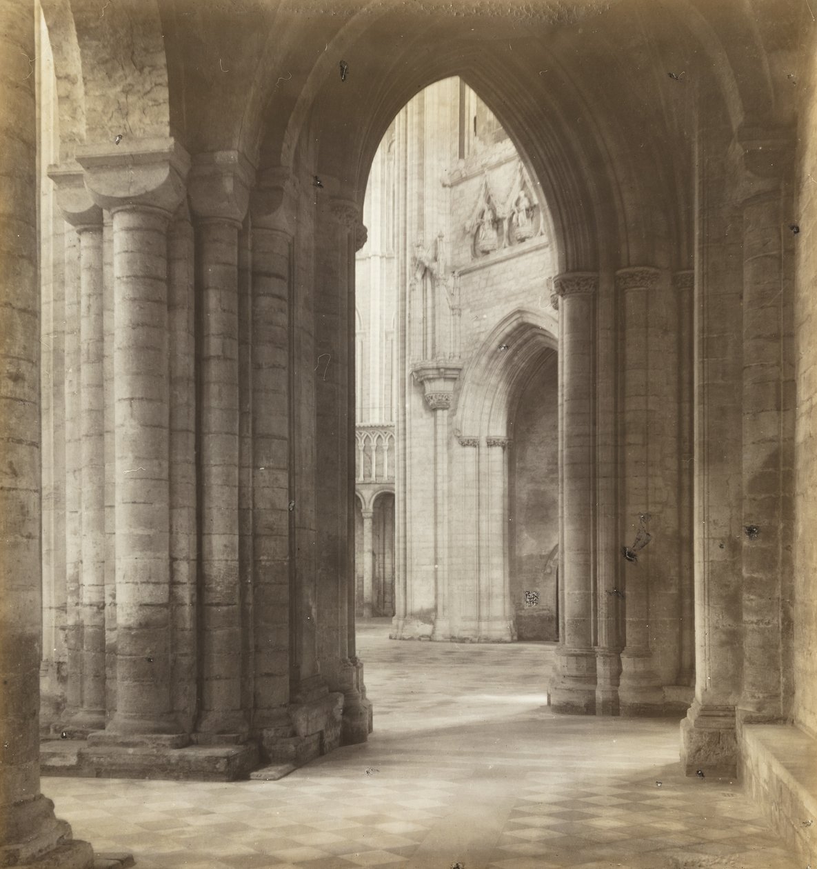 Elyn katedraali: Ely Cathedral: Myöhäinen iltapäivä Transeptsin poikki tekijältä Frederick H. Evans