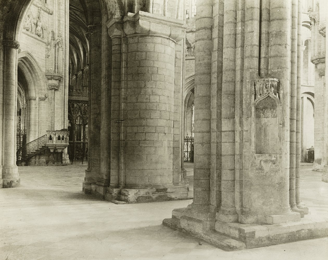 Elyn katedraali: Kahdeksankulmio kuoroon North Nave Aislesta tekijältä Frederick Henry Evans