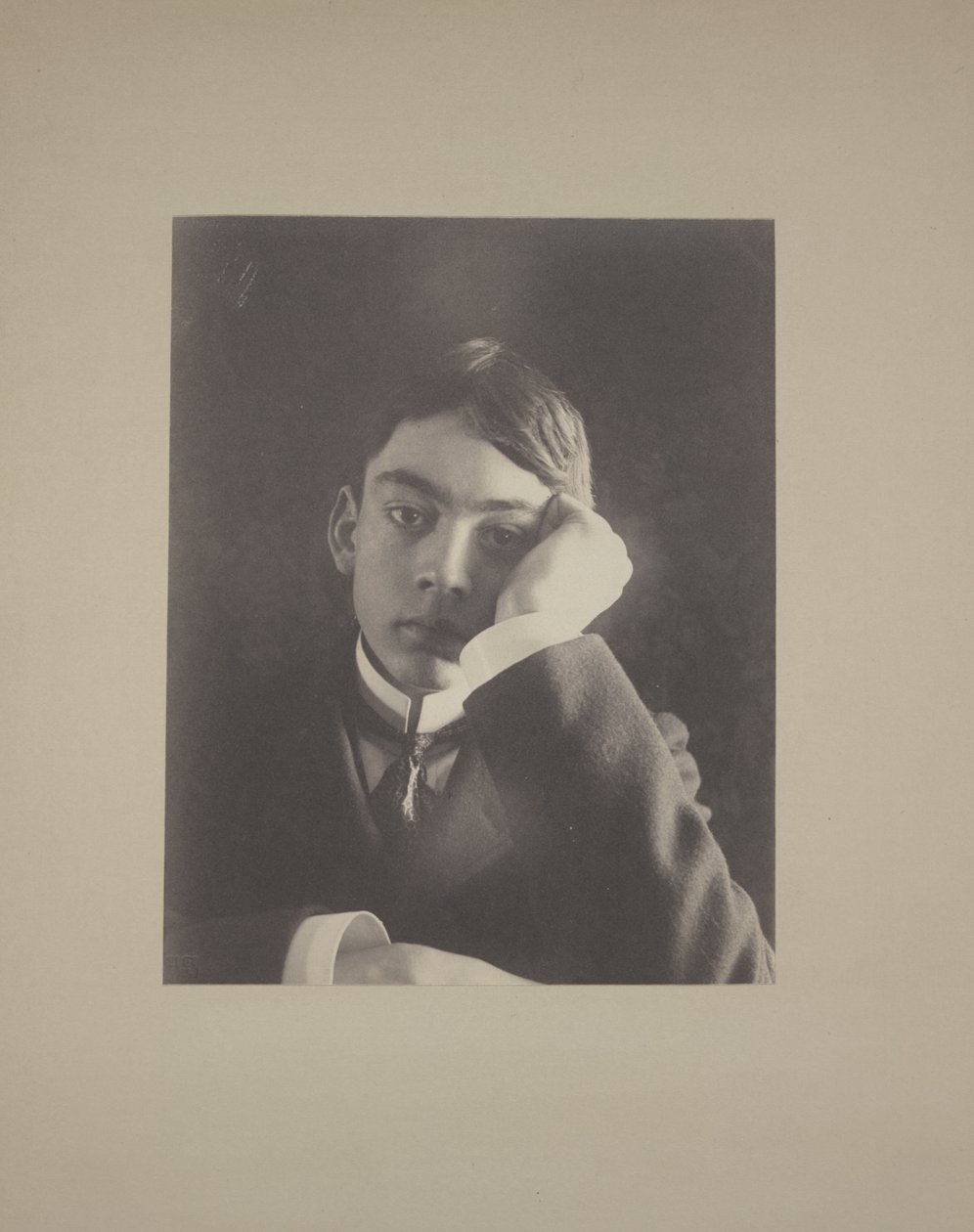 Poika puvussa käsi kasvoja vasten, n. 1896 tekijältä Frederick Holland Day