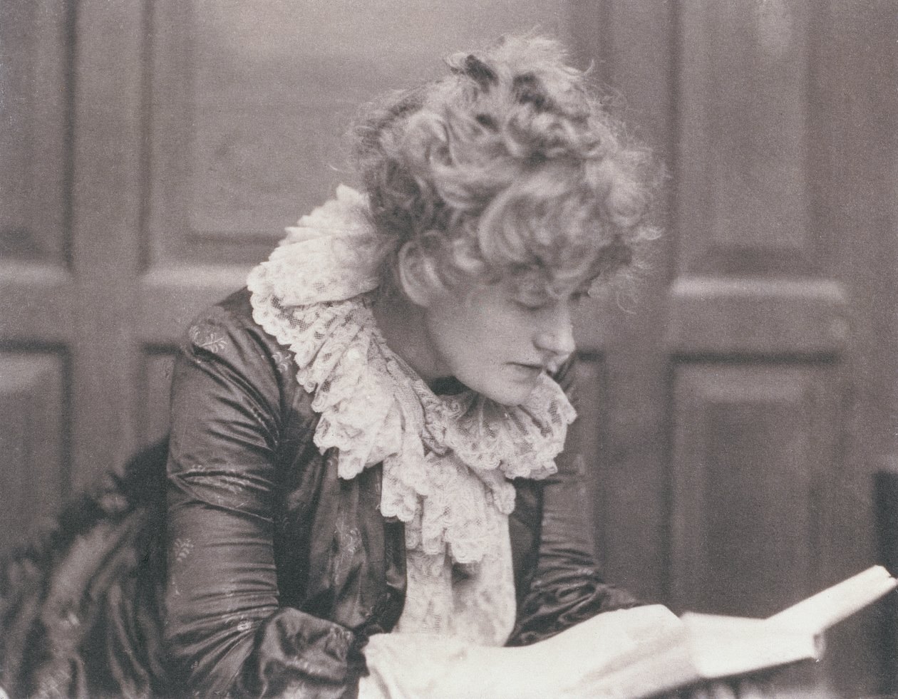 Muotokuva Ellen Terryn (1847-1928) lukemisesta, kirjoittanut Frederick Hollyer (1837-1933) (seepiakuva) tekijältä Frederick Hollyer
