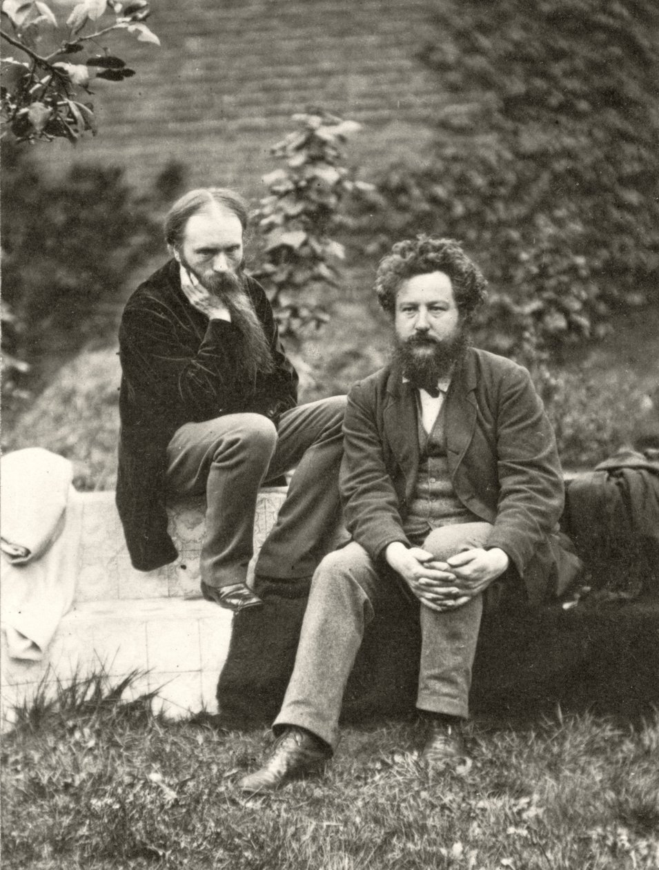 Frederick Hollyerin (1837-1933) muotokuva Sir Edward Burne-Jonesista (1833-98) ja William Morrisista (1834-96) (seepiakuva) tekijältä Frederick Hollyer