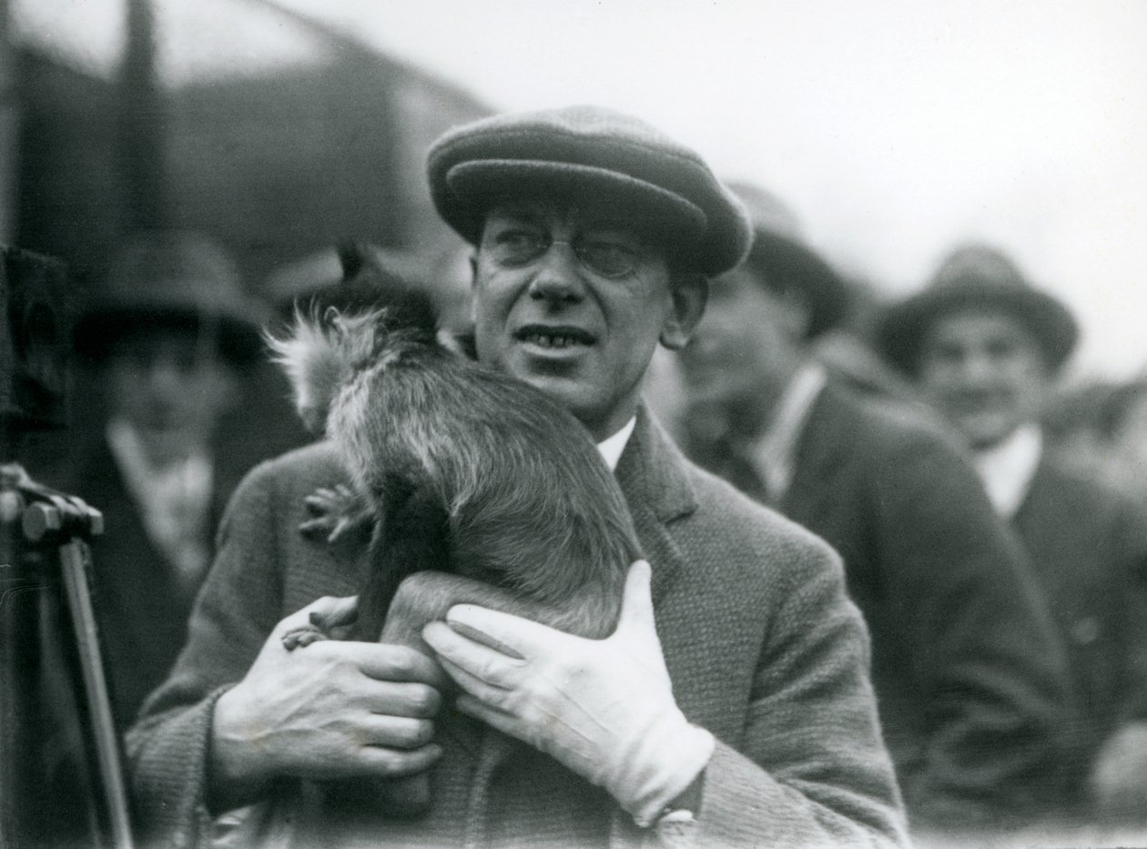 Mustaharjainen mangabey, mahdollisesti pisamia, ohjaajansa kanssa osallistumassa ulkolähetykseen Lontoon eläintarhasta, 1925 tekijältä Frederick William Bond