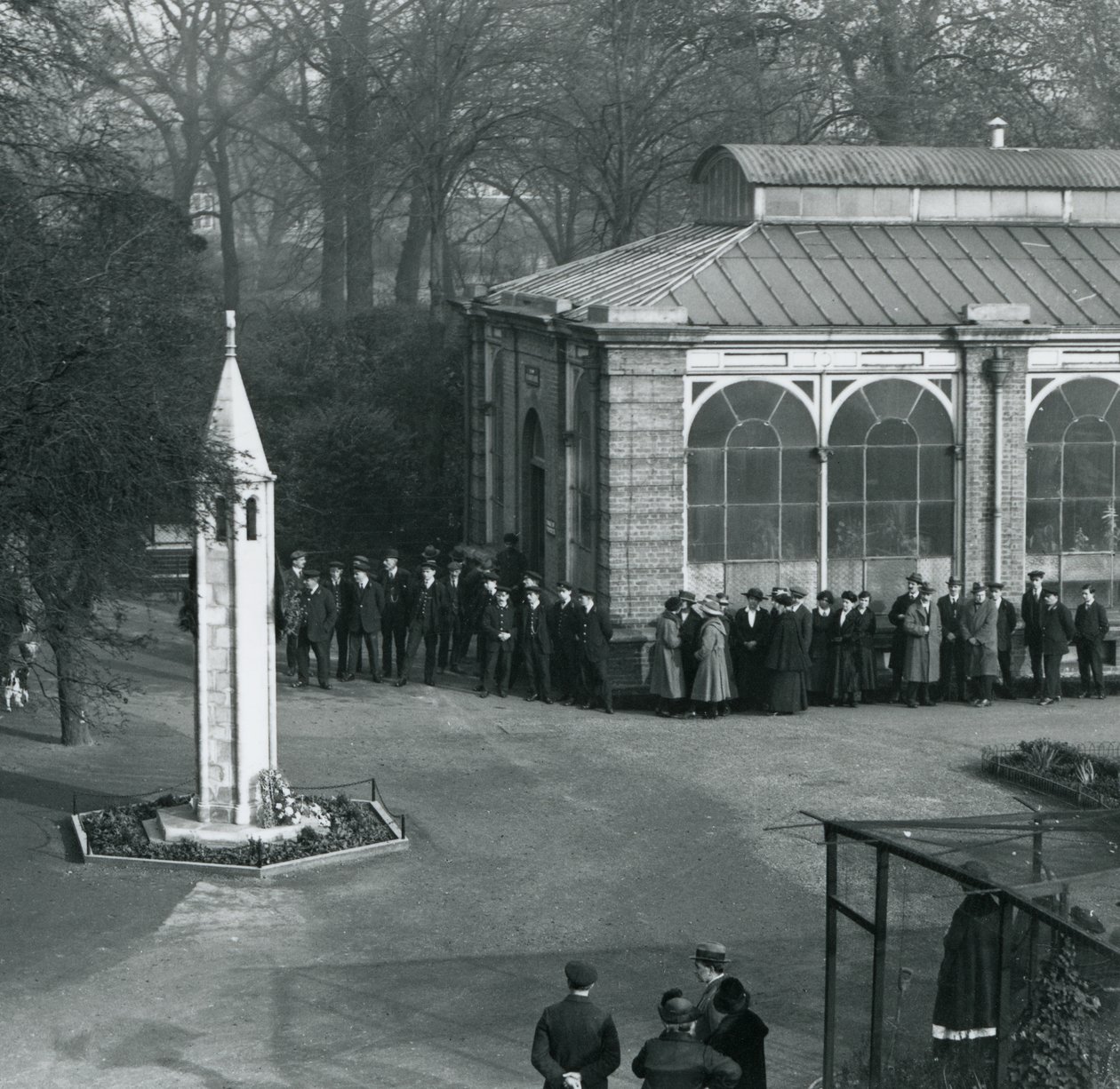 Aselepopäivä War Memorialissa Lontoon eläintarhassa, 11. marraskuuta 1923 tekijältä Frederick William Bond