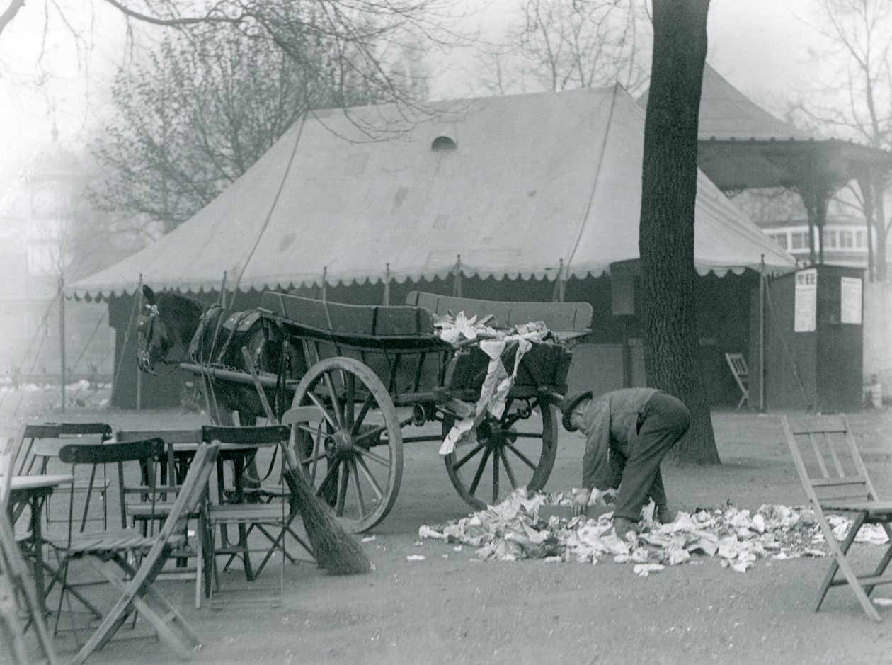 Siivous Lontoon eläintarhassa vuonna 1924 vietetyn lomapäivän jälkeen tekijältä Frederick William Bond
