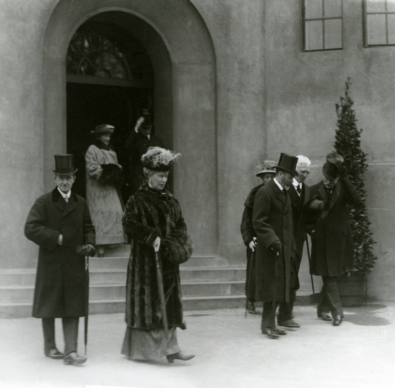 Kuningas Yrjö V ja kuningatar Mary Lontoon eläintarhan akvaariossa, 1924 tekijältä Frederick William Bond