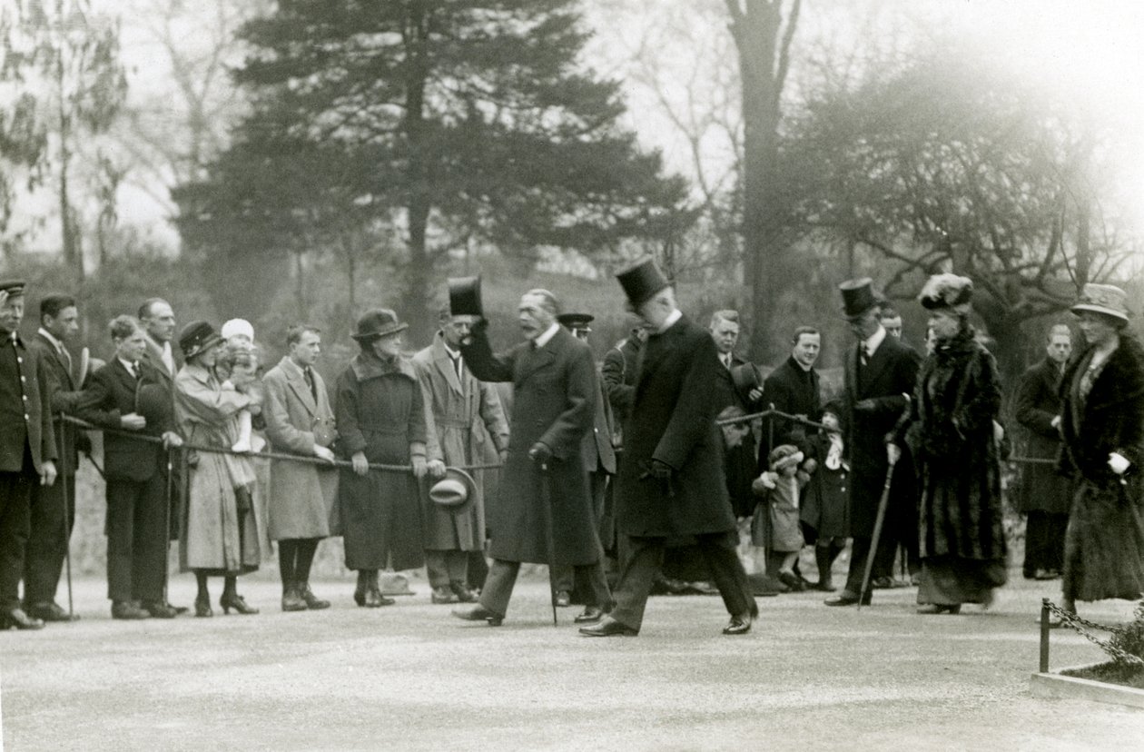 Kuningas Yrjö V nosti hattua seurueensa edessä olevalle väkijoukolle vieraillessaan Lontoon eläintarhassa avatakseen virallisesti akvaarion huhtikuussa 1924 tekijältä Frederick William Bond