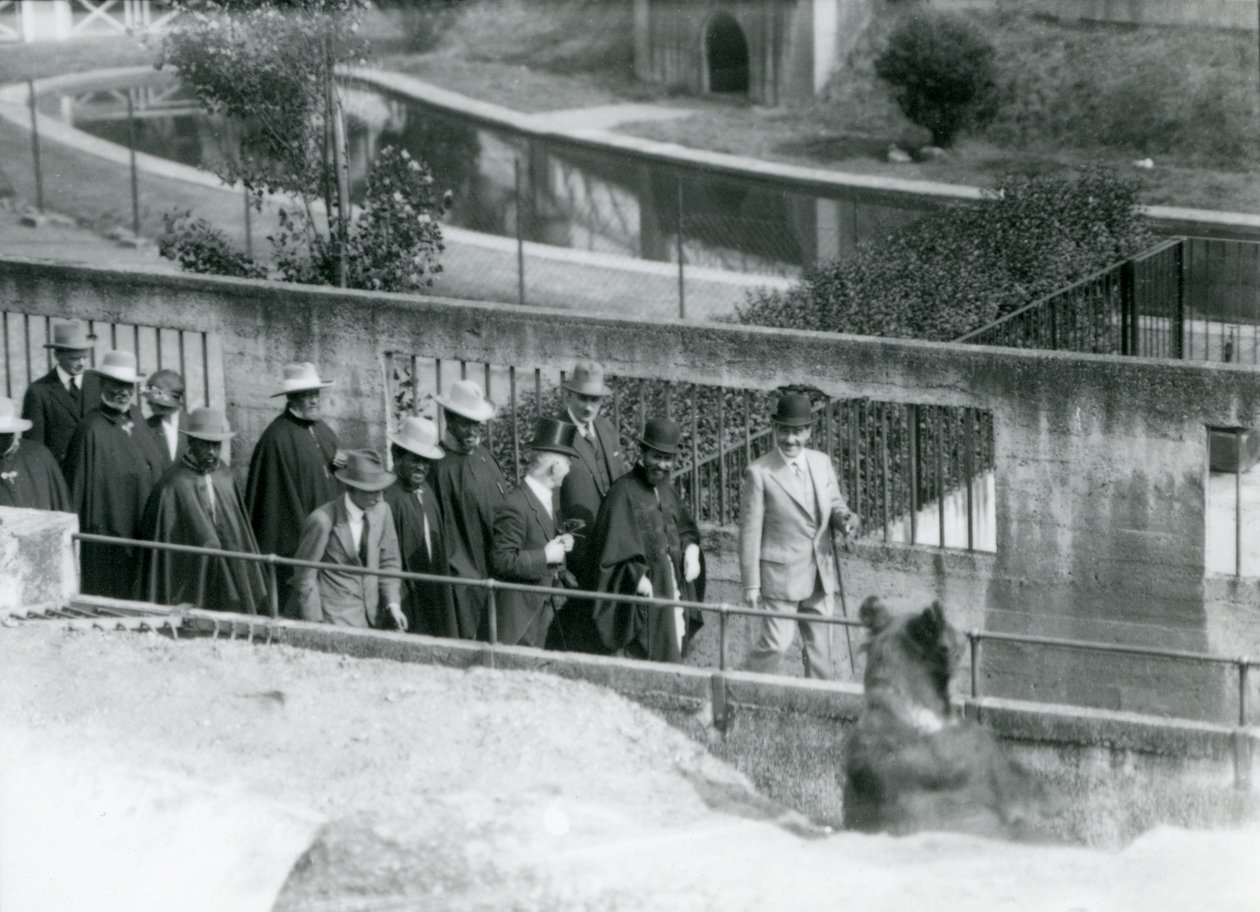 Sir Peter Chalmers Mitchell etiopialaisen valtionhoitajan Haile Selassien ja hänen seurueensa kanssa katselemassa ruskeakarhua Mappin Terracesilla Lontoon eläintarhassa, 1924 tekijältä Frederick William Bond