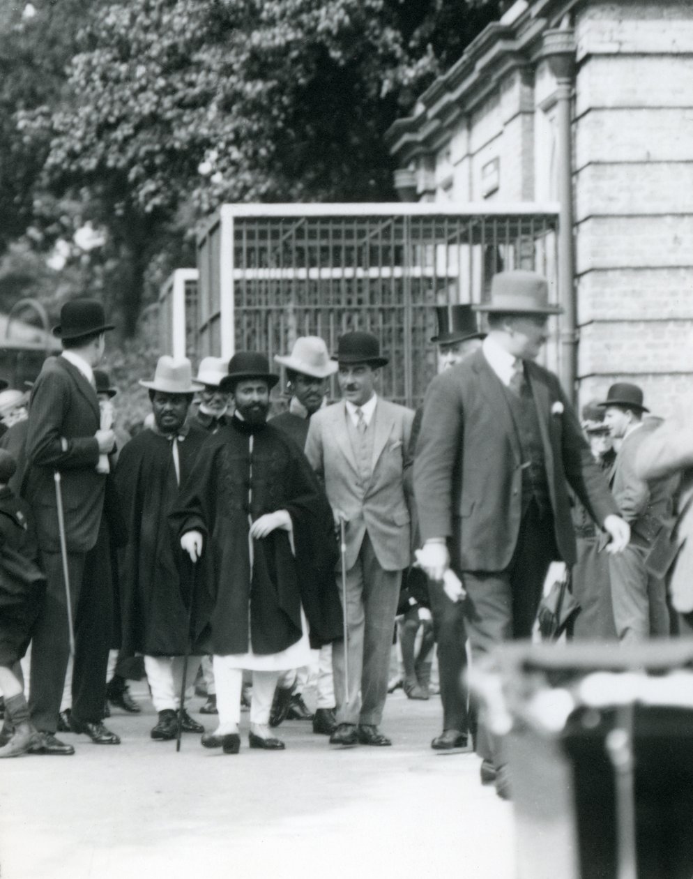 Sir Peter Chalmers Mitchell, Etiopian valtionhoitaja Haile Selassie ja hänen lähipiirinsä, Lontoon eläintarha, 1924 tekijältä Frederick William Bond