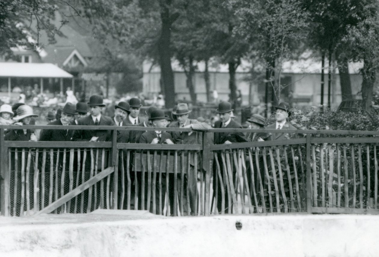 Italian kuningas Victor Emmanuel III vieraili Lontoon eläintarhassa vuonna 1924 tekijältä Frederick William Bond