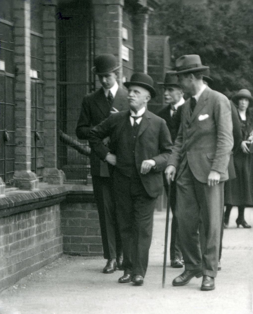 Italian kuningas Victor Emmanuel III vieraili Lontoon eläintarhassa vuonna 1924 tekijältä Frederick William Bond