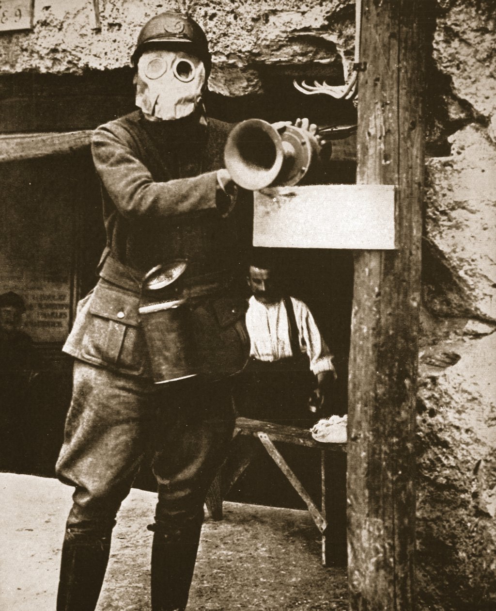 Klaxon-torvi varoitti saksalaisten kaasuhyökkäyksistä ranskalaisessa kaivannossa, kuva The Illustrated War Newsista, 24. tammikuuta 1917 (seepiakuva) tekijältä French Photographer