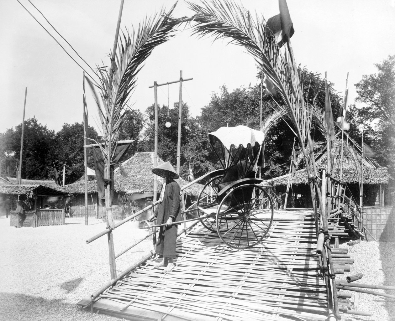 Pousse-pousse-kuljettaja Tonkinin kylän sisäänkäynnin luona, Pariisin näyttely, 1889. tekijältä French Photographer