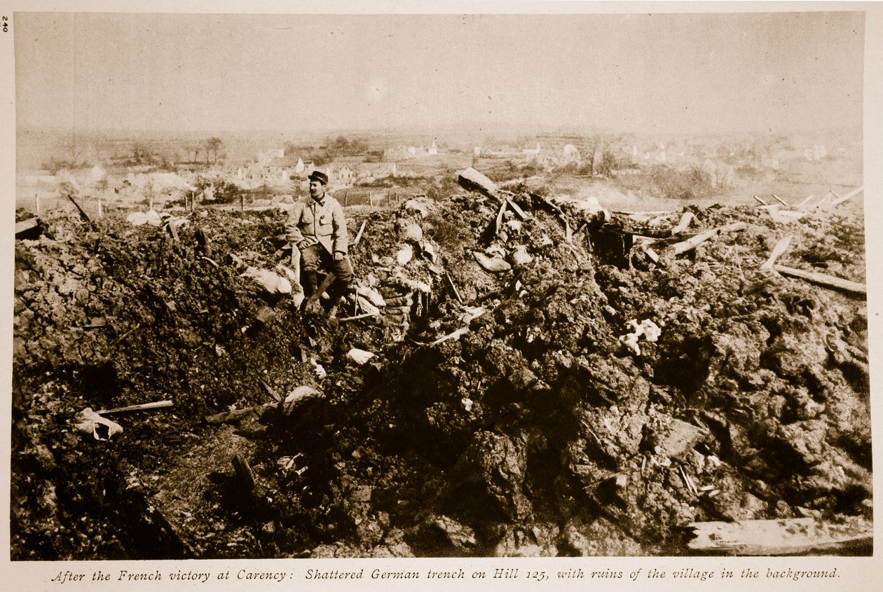 Ranskan Carencyn voiton jälkeen: särkynyt saksalainen kaivaus kukkulalla 125, 1914-1919 tekijältä French Photographer