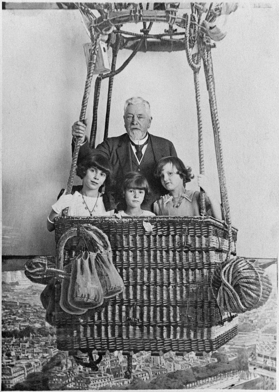 Alexandre Gustave Eiffel lastenlastensa kanssa gondolissa tekijältä French Photographer