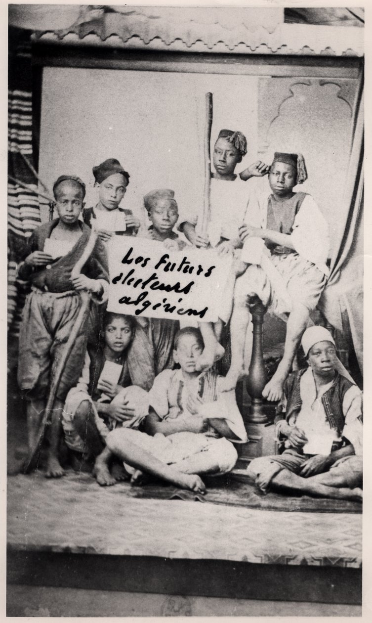 Algerialaiset lapset Annaban alueelta, 1800-luvun loppu tekijältä French Photographer