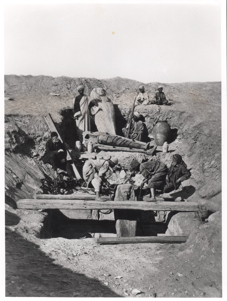 Kaivaukset Saqqarassa Auguste Marietten (1821-81) vuonna 1893 julkaistusta kirjasta tekijältä French Photographer