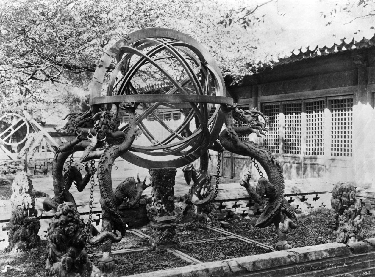 Tähtitieteellinen instrumentti Imperial Observatoryssa, Peking, Kiina, noin 1900 tekijältä French Photographer