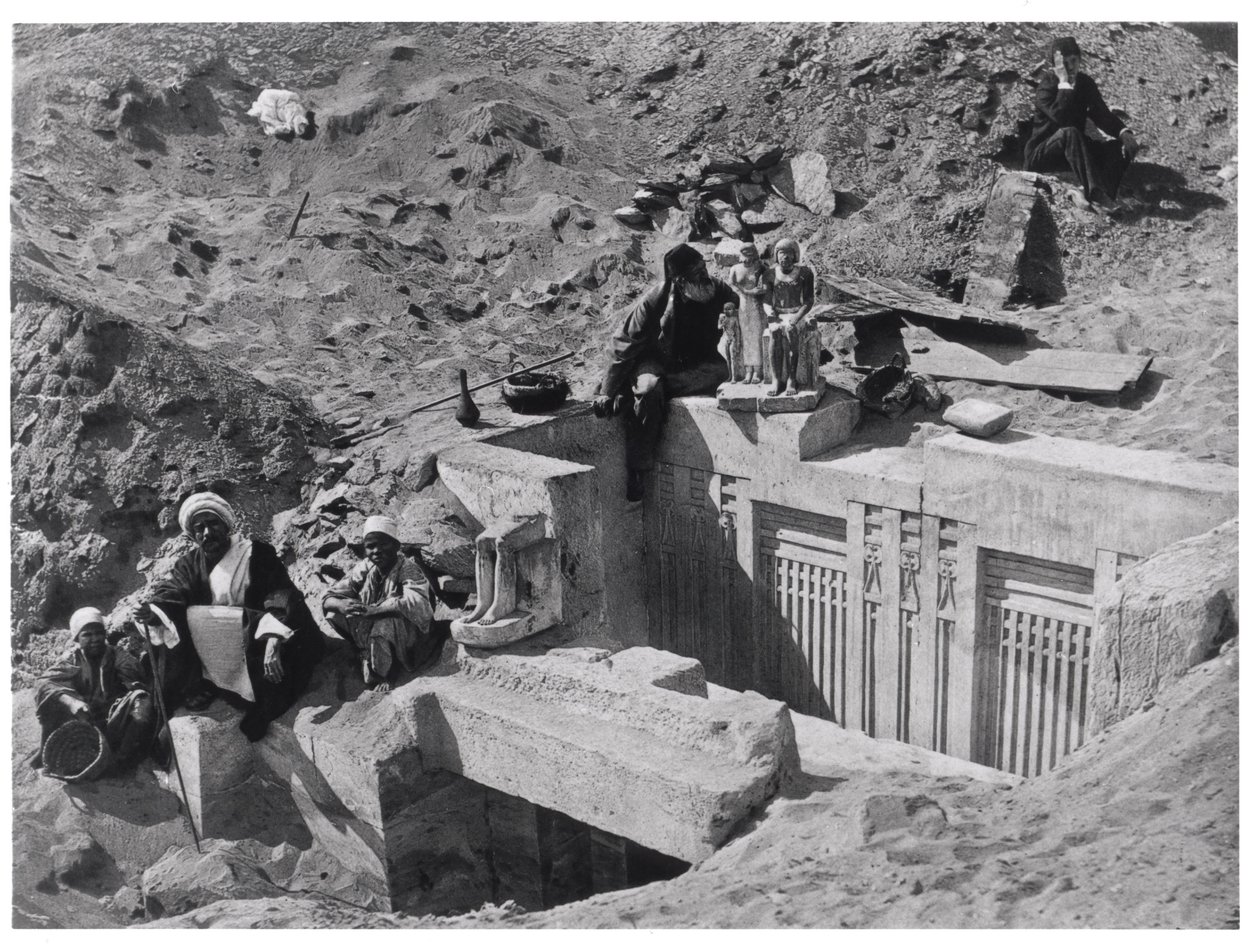 Auguste Mariette (1821-81) istui mastaballa Saqqaran kaivauksissa, Voyage dans la Haute Egyptistä, julkaistu vuonna 1878 tekijältä French Photographer