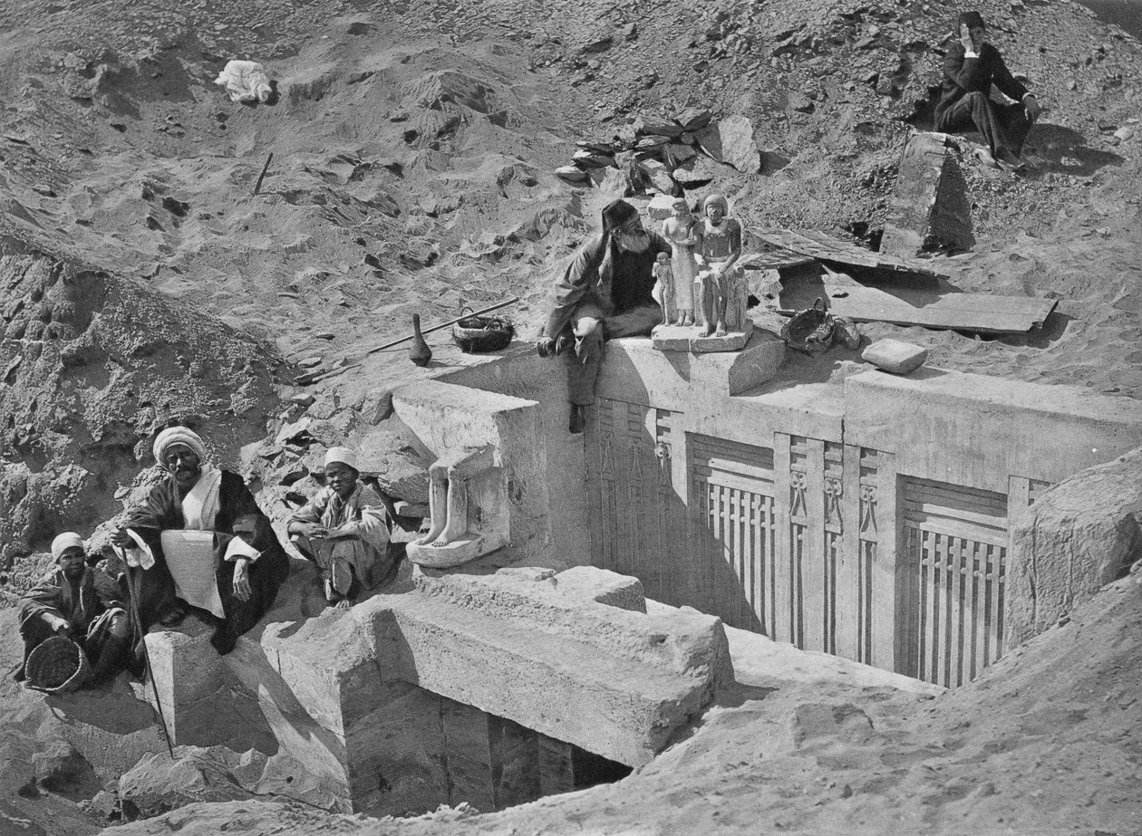 Auguste Mariette (1821-81) istui mastaballa Saqqaran kaivauksissa, Voyahe dans la Haute Egyptestä, julkaistu vuonna 1878 tekijältä French Photographer