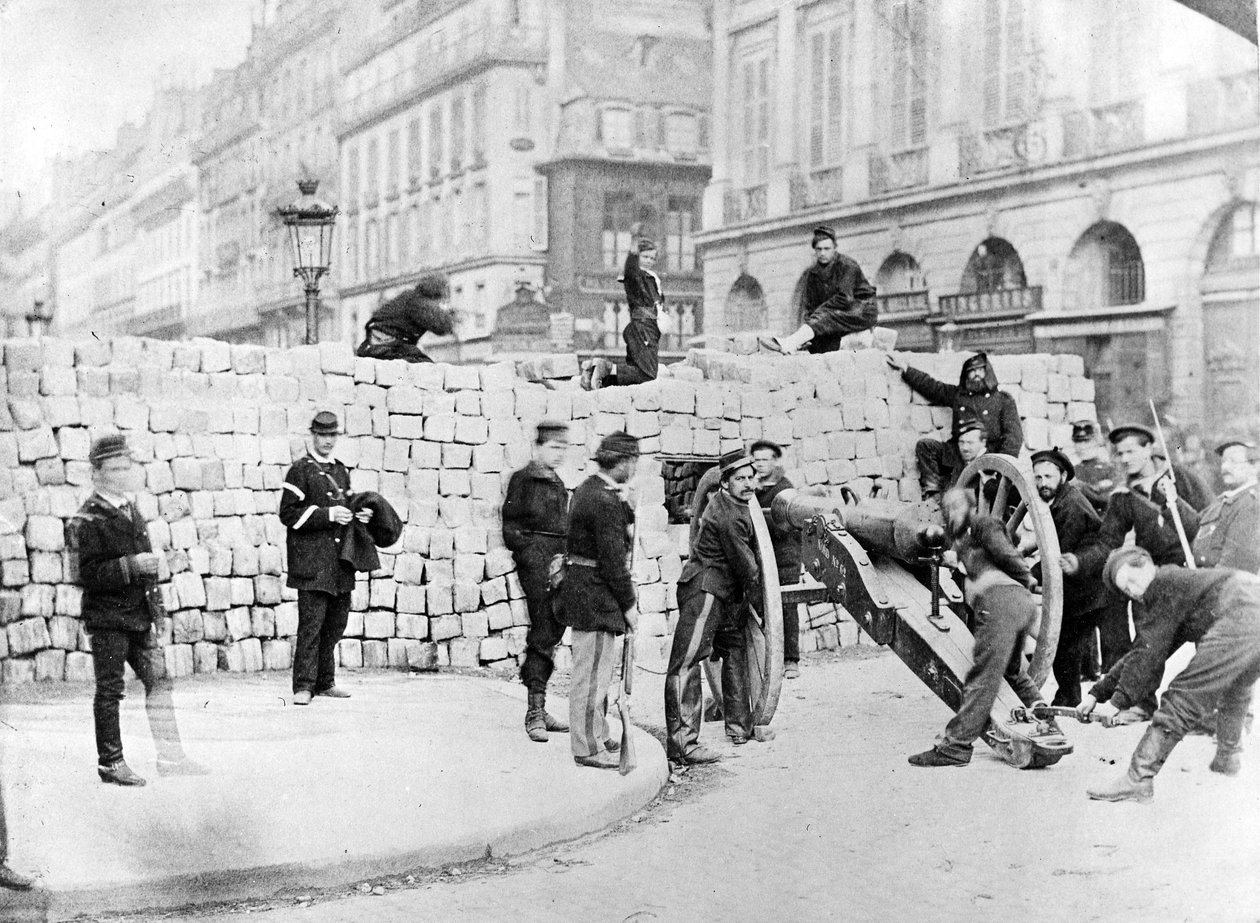 Barrikadi ja sotilaat Place Vendômessa Pariisin piirityksen aikana, 1870 tekijältä French Photographer