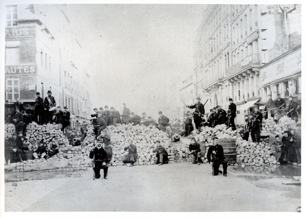 Barrikadi Rue de Charonnella Pariisin kommuunin aikana, 18. maaliskuuta 1871 tekijältä French Photographer