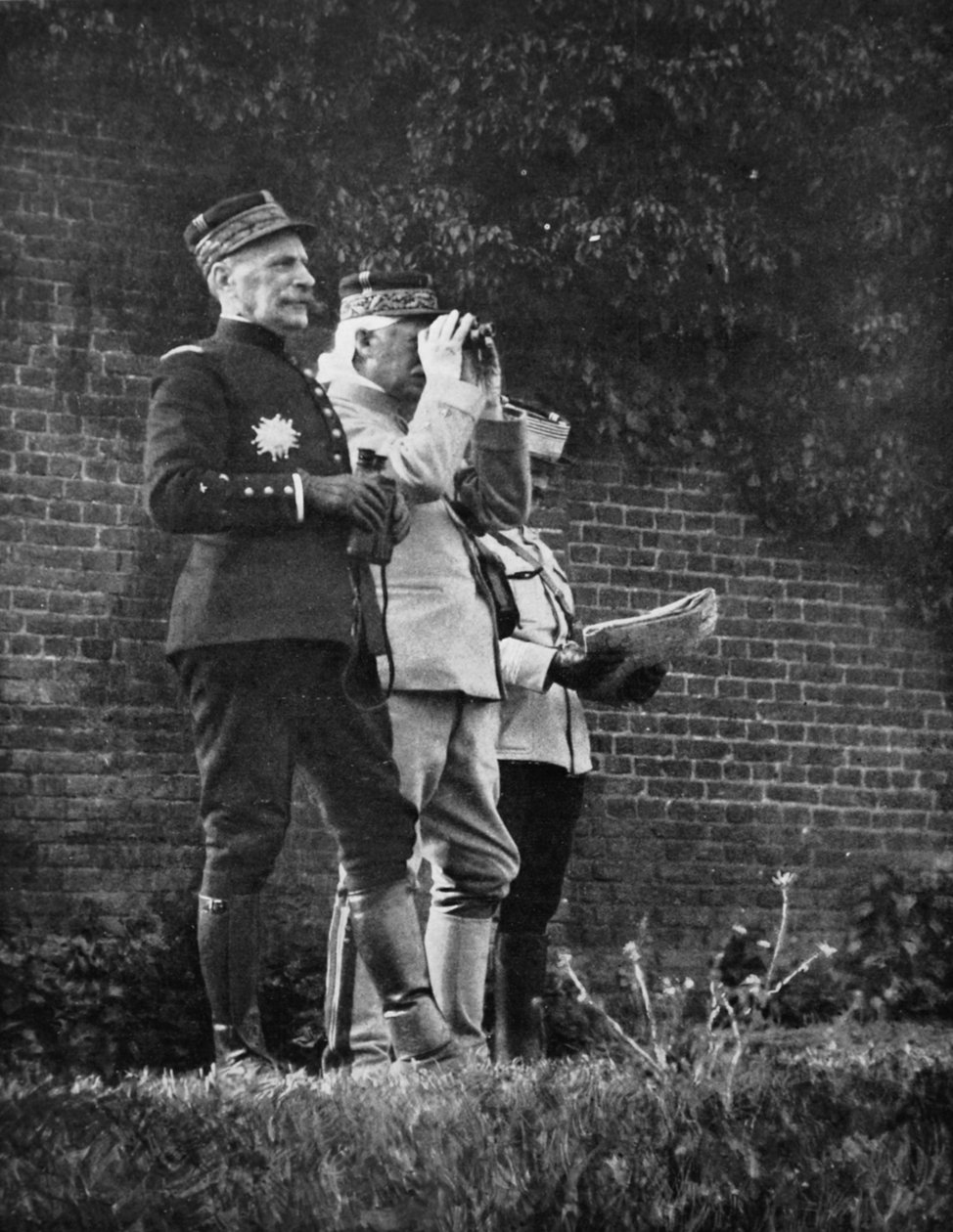 Taistelupäivä - Kenraali Foch, armeijaosion komentaja, seuraa yhtä hyökkäyksen vaiheista Pohjois-Arrasissa, 1915 tekijältä French Photographer