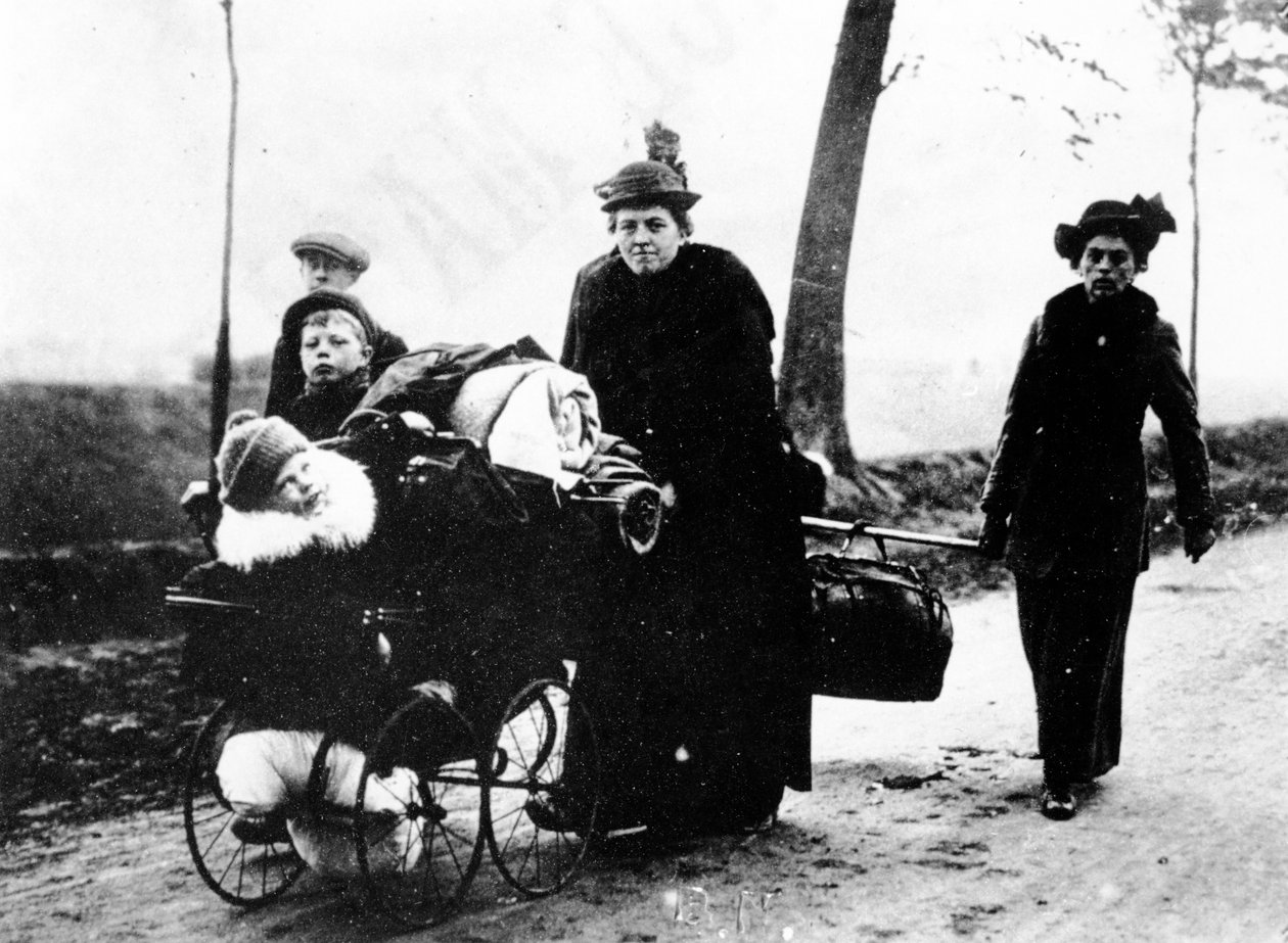 Belgialaiset pakolaiset saapuvat Ranskaan, 1914 tekijältä French Photographer