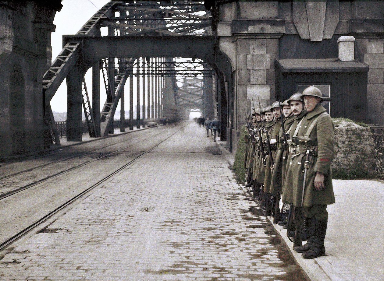 Belgialaiset sotilaat vartioivat siltaa Belgian ja Ranskan joukkojen miehittämän Reinin alueen demilitarisoidun alueen, Saksa, 1921 (autokromi) tekijältä French Photographer