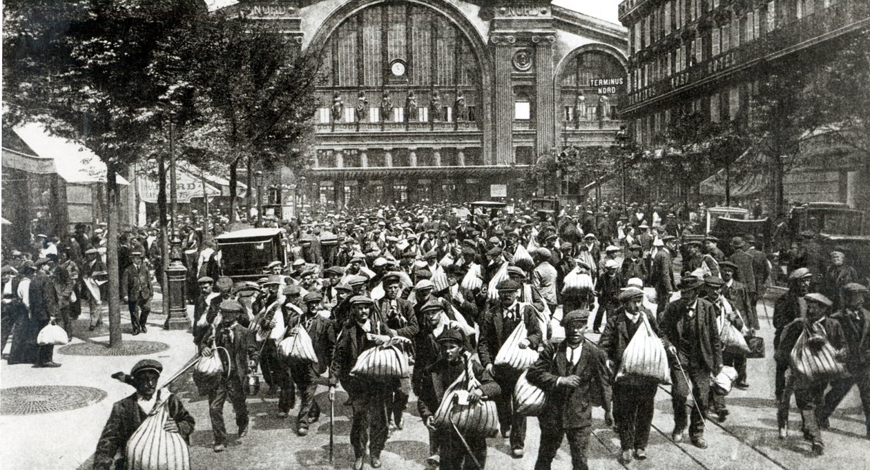 Belgialaiset ja pakolaiset tunkeutuneilta alueilta saapuvat Pariisiin Gare du Nordille, 1914 tekijältä French Photographer