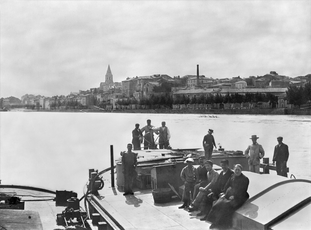 Venemiehiä Rhône-joella lähellä Bourg Saint Andrealia, 1900-luvun alku tekijältä French Photographer