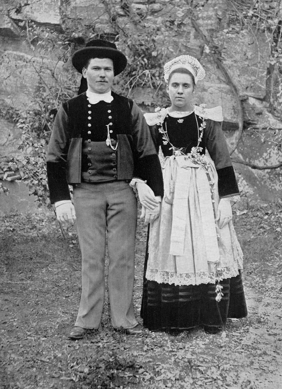 Bretagnelainen pariskunta perinteisessä juhla-asussa, 1800-luvun loppupuoli tekijältä French Photographer