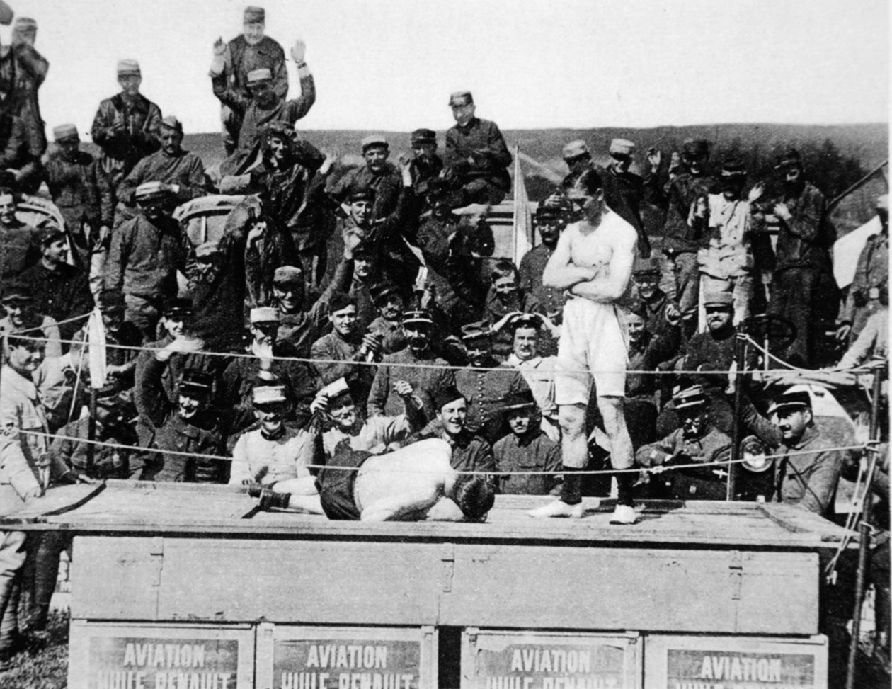 Carpentier antaa tyrmäystappion rintamalla: kuuluisa nyrkkeilijä pukee hanskat käteen sankarin kunniaksi, The Illustrated War News -lehdestä tekijältä French Photographer