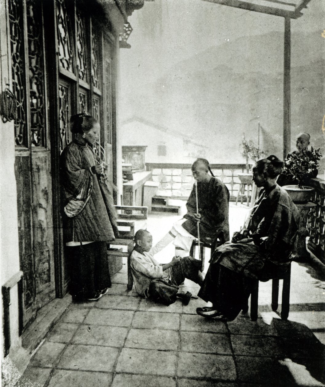 Kiinalaiset tupakoivat oopiumia, J. Thompsonin teoksesta "Illustrations of China and its people", julkaistu Lontoossa, 1873 tekijältä French Photographer