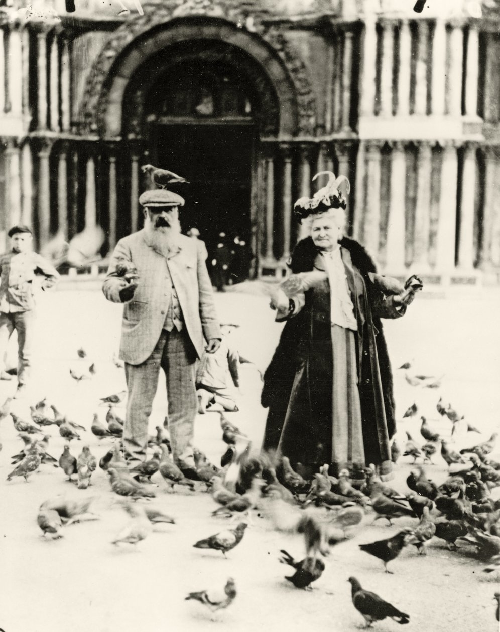 Claude Monet (1840-1926) ja hänen vaimonsa Alice (1844-1911) St. Marks Square, Venetsia, lokakuu 1908 tekijältä French Photographer