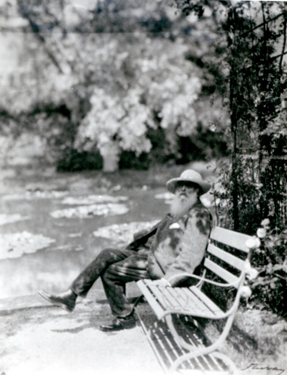 Claude Monet (1841-1926) puutarhassaan Givernyssä, n. 1920 tekijältä French Photographer