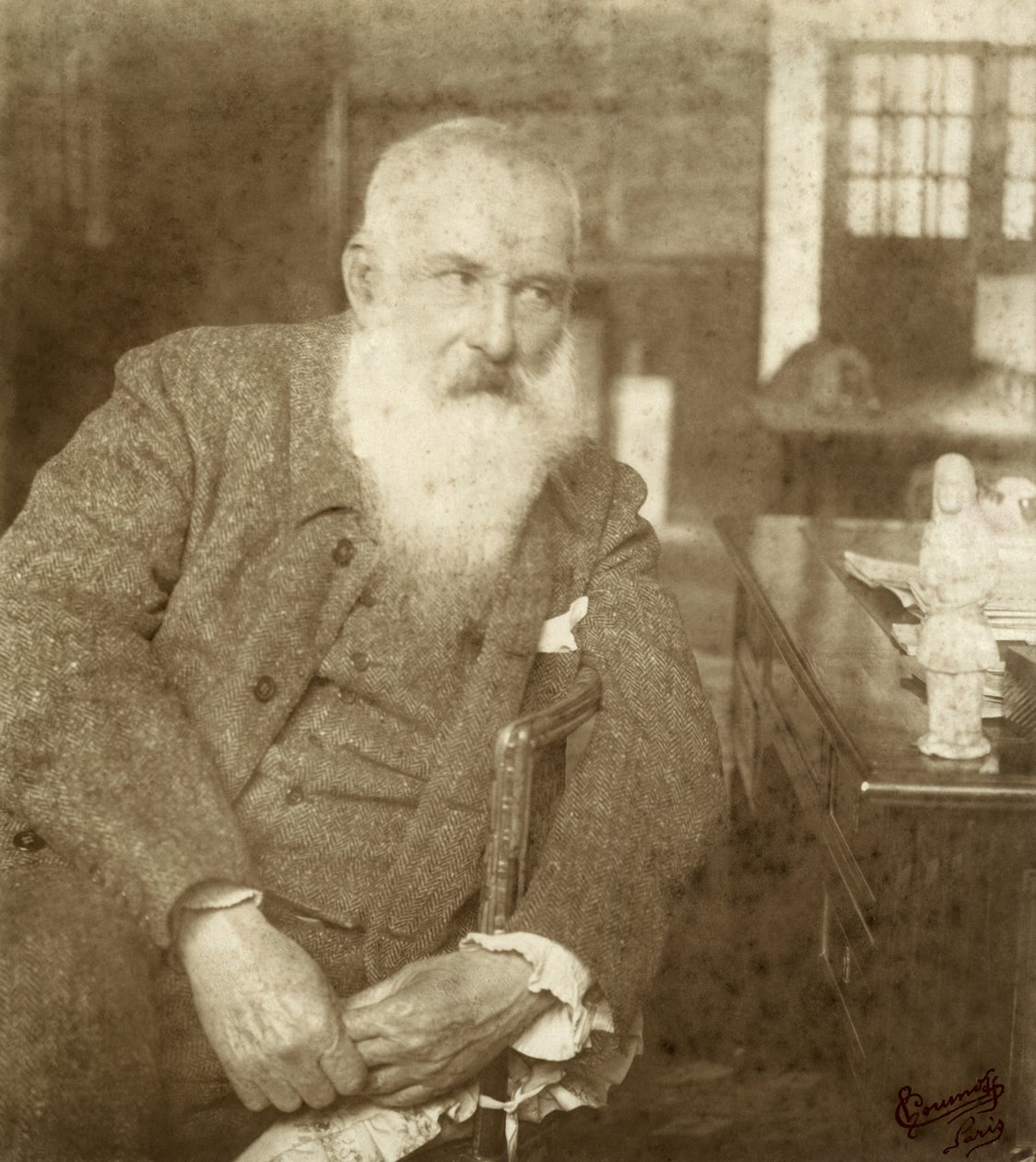 Claude Monet (1841-1926) Tanagra-patsaisella, 1900-luvun alku (gelatiinihopeaprintti) tekijältä French Photographer