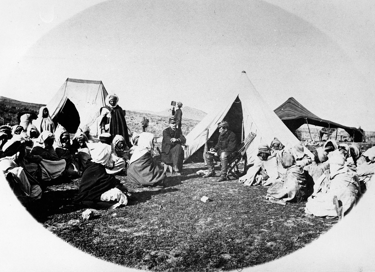 Eversti Arnaud Au kuuntelee O. Boy Clownin väitteitä, n. 1860-70 tekijältä French Photographer
