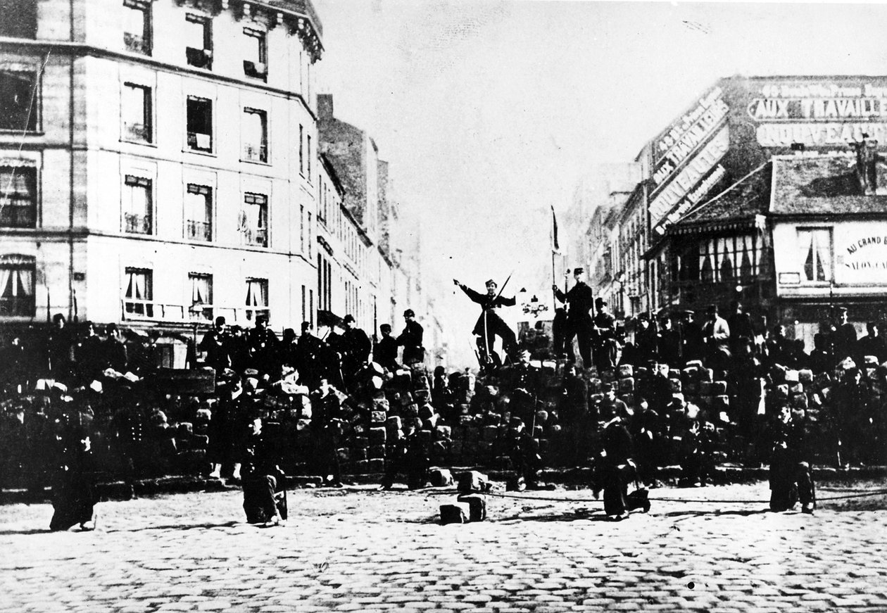 Communard Barricade Montmartressa, 1871 tekijältä French Photographer