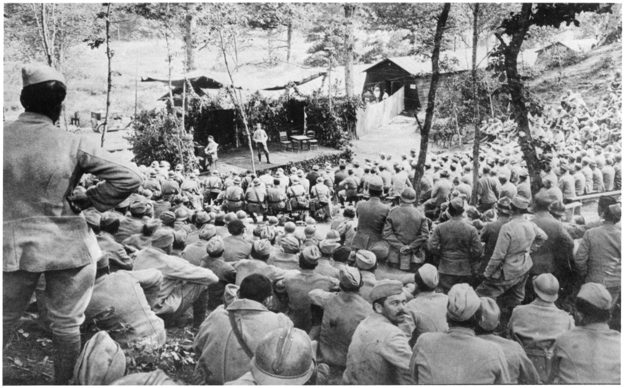 Konsertti Mauffrecourtissa ennen juoksuhaudoihin menoa, 15. heinäkuuta 1916 tekijältä French Photographer