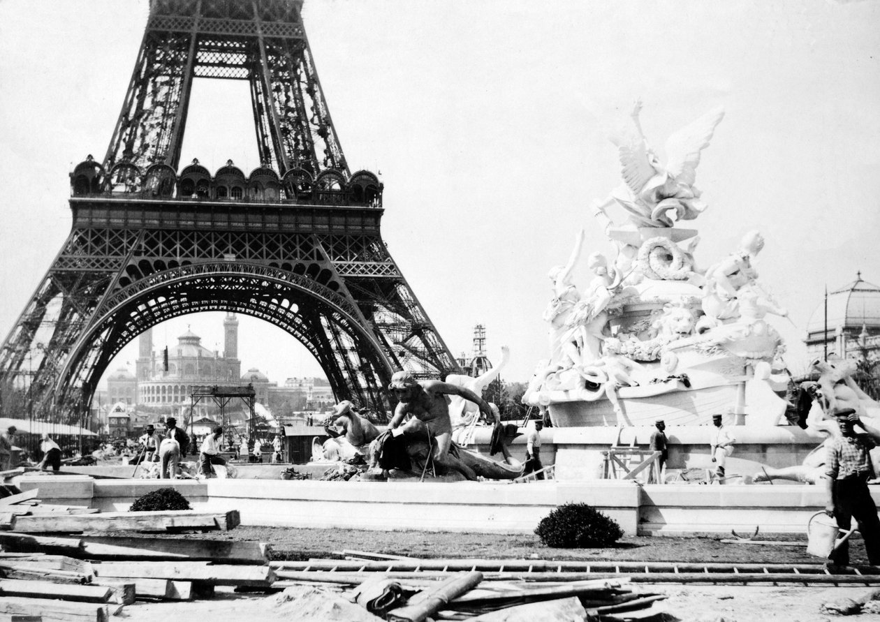 St. Vidalin suihkulähteen rakentaminen Eiffel-tornin lähelle, Pariisin näyttely, 1889. tekijältä French Photographer