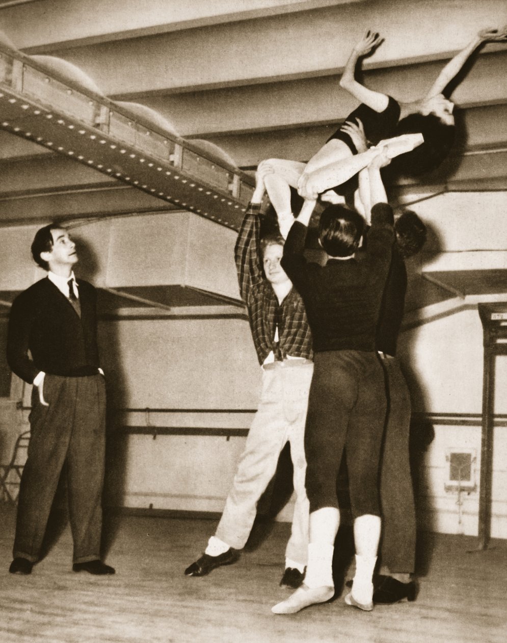 David Lichine Un Coeur de Diamantin harjoituksissa, Grand Ballet de Monte-Carlosta, 1949 (syväpaino) tekijältä French Photographer