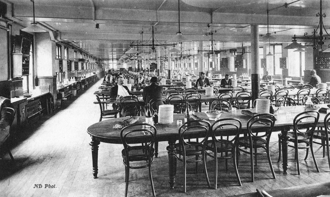 Ruokasali työntekijöille Bon Marché-tavarataloissa, Pariisissa, n. 1890 tekijältä French Photographer
