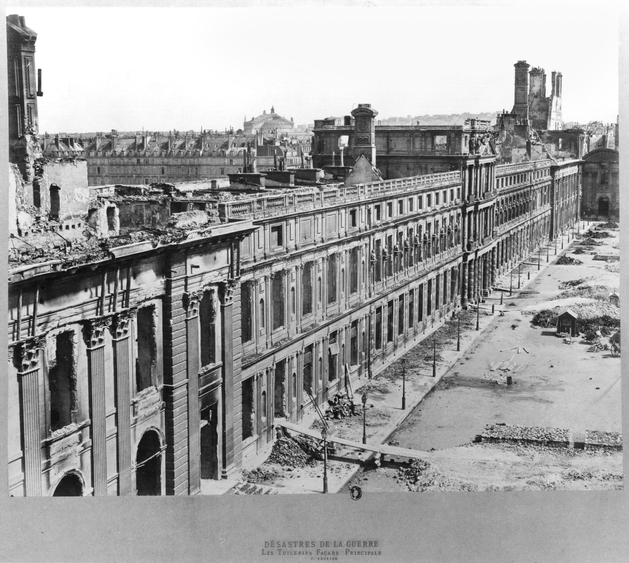 Sodan katastrofit: Tuileries Pariisin kommuunin aikana, 1871 tekijältä French Photographer
