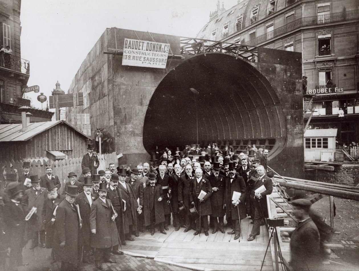 Englannin valtuuskunta vierailee Pariisissa metron rakentamisen aikana, n. 1905 tekijältä French Photographer