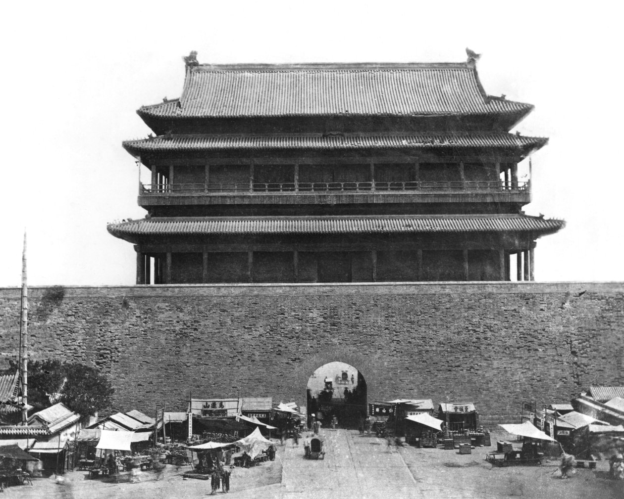 Sisäseinän sisäänkäynti, Peking, Kiina, n. 1900 tekijältä French Photographer