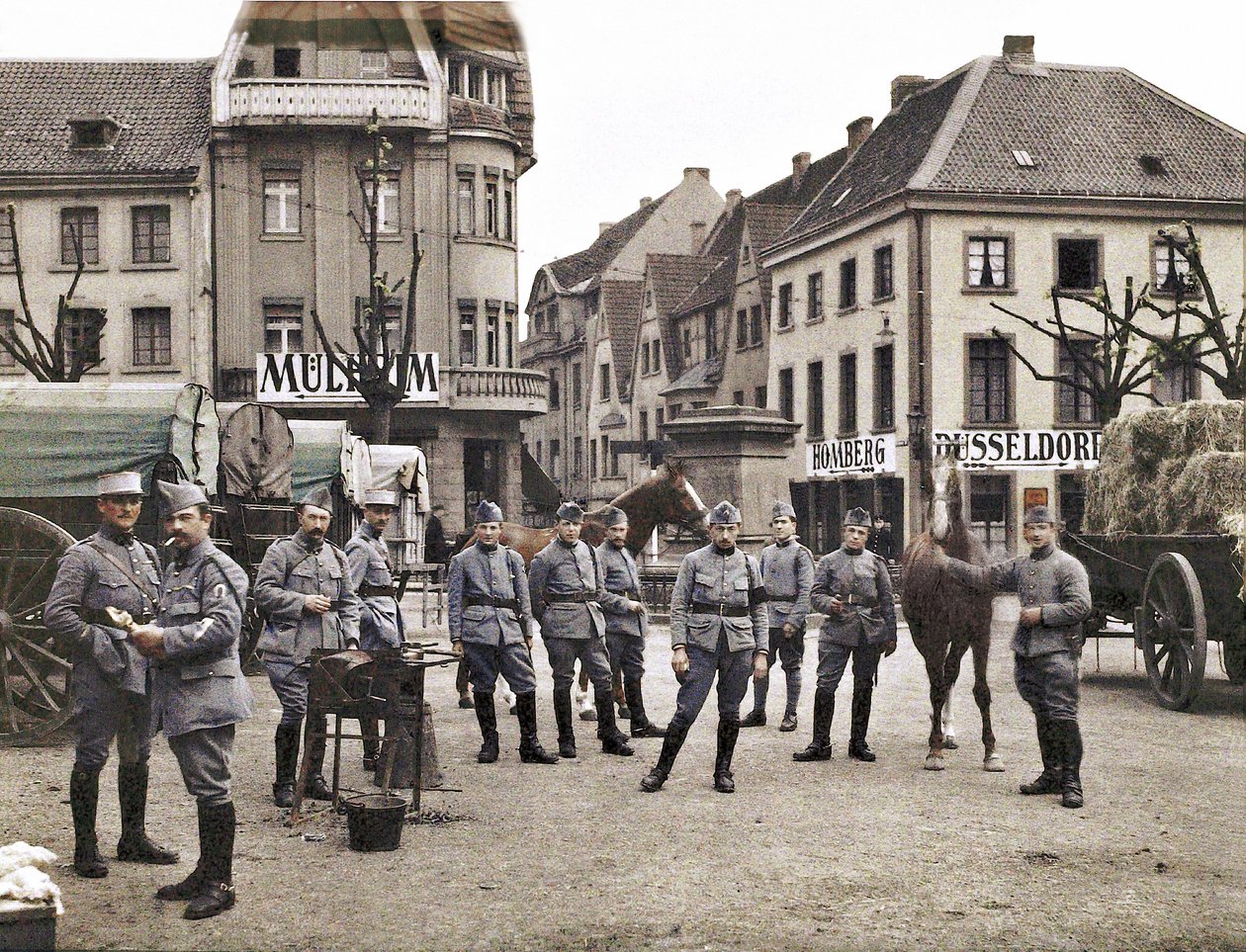 Ranskalaiset sotilaat Ratingenin torilla sen jälkeen, kun Belgian ja Ranskan joukot miehittivät Reininmaan demilitarisoidun alueen, Saksa, 1921 (autokromi) tekijältä French Photographer