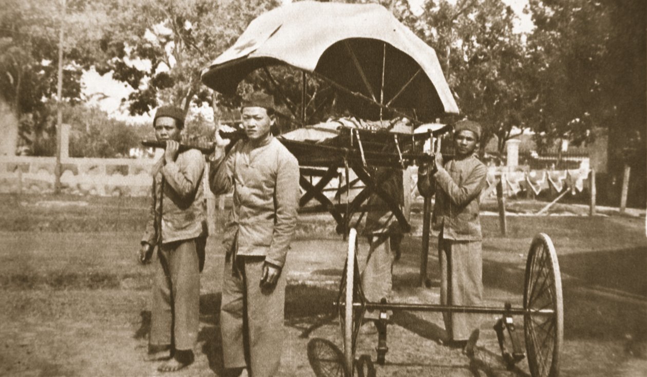 Kaukoidästä Euroopan taistelualueille: Punaisen Ristin puolue, The Illustrated War News, 21. kesäkuuta 1916 (seepiakuva) tekijältä French Photographer