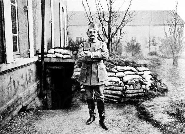 Kenraali Charles Marie Emmanuel Mangin (1866-1925) postinsa edessä, 1916 tekijältä French Photographer